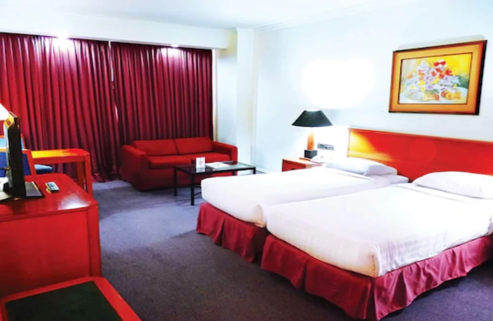 Surabaya Suites Hotel Powered By Archipelago Екстериор снимка