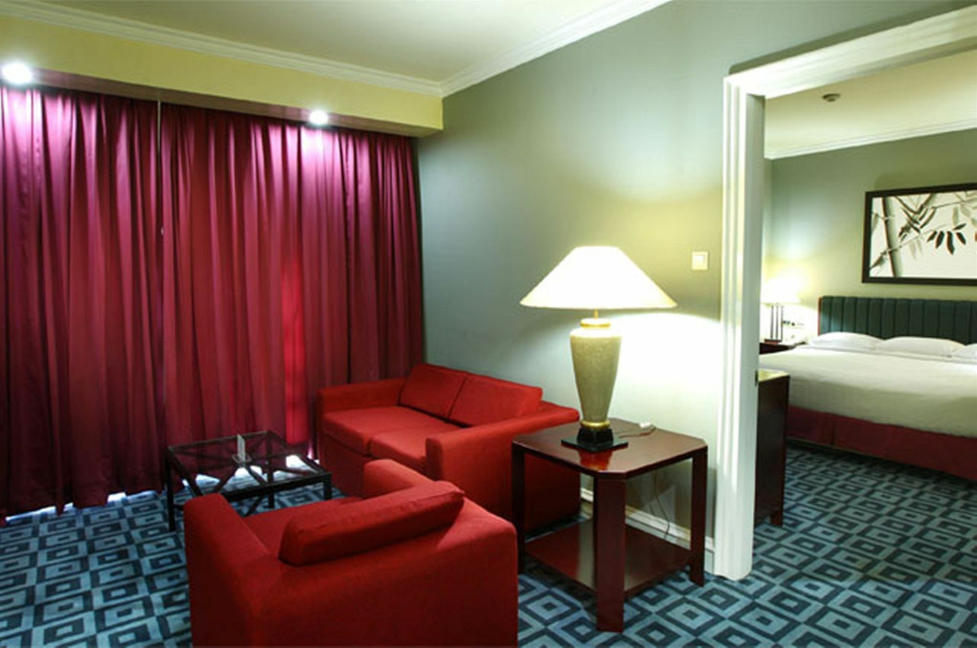 Surabaya Suites Hotel Powered By Archipelago Екстериор снимка